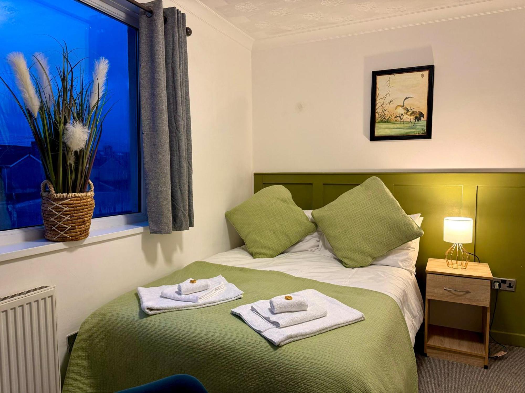 Coastal Park Accommodation Llanelli Bagian luar foto