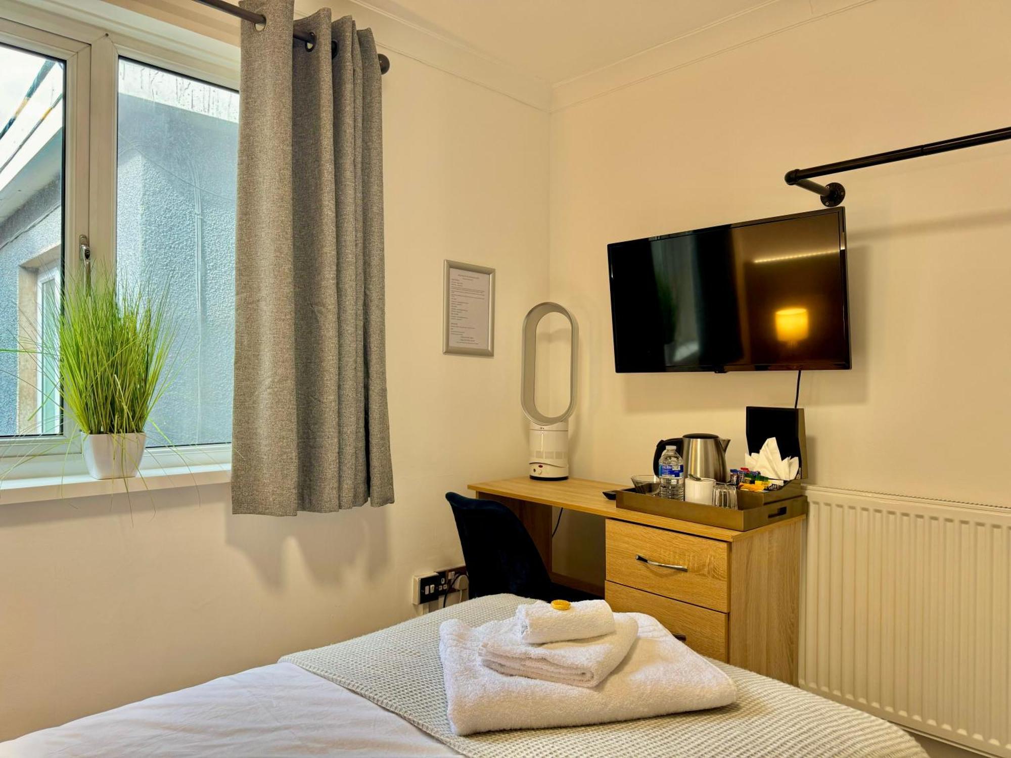 Coastal Park Accommodation Llanelli Bagian luar foto