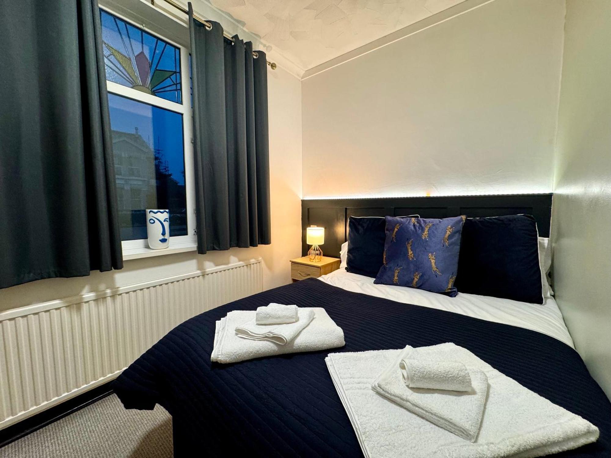 Coastal Park Accommodation Llanelli Bagian luar foto