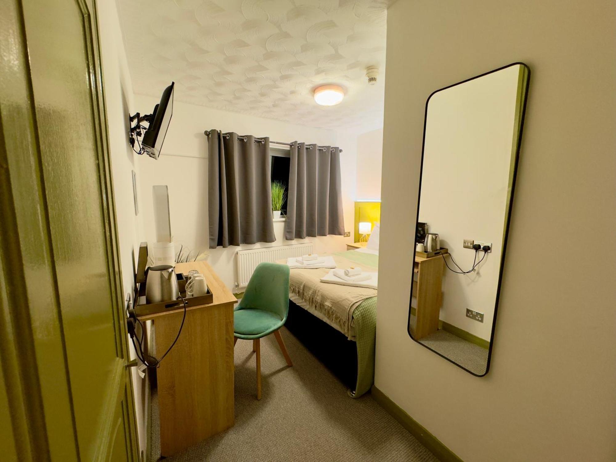 Coastal Park Accommodation Llanelli Bagian luar foto