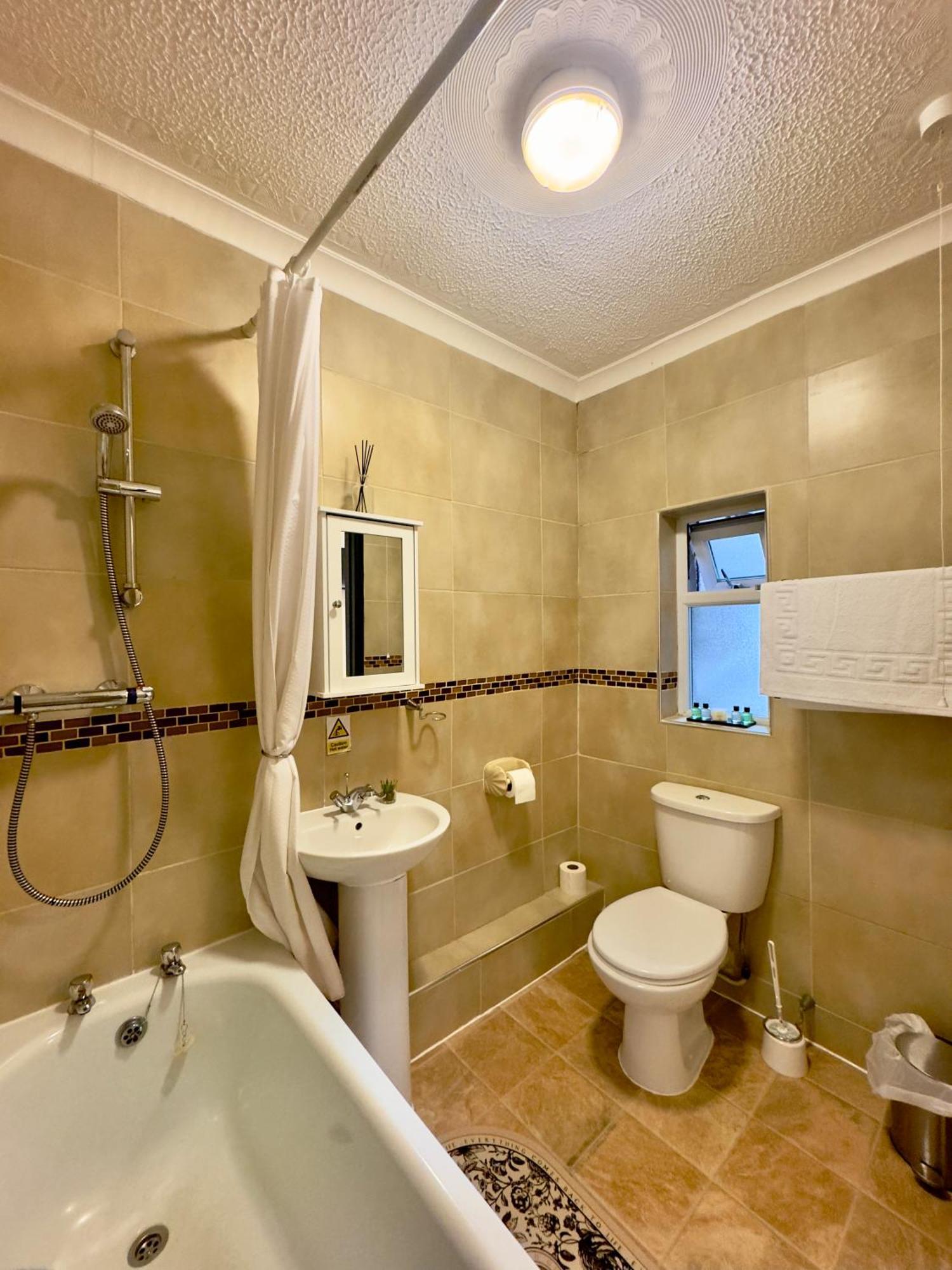 Coastal Park Accommodation Llanelli Bagian luar foto