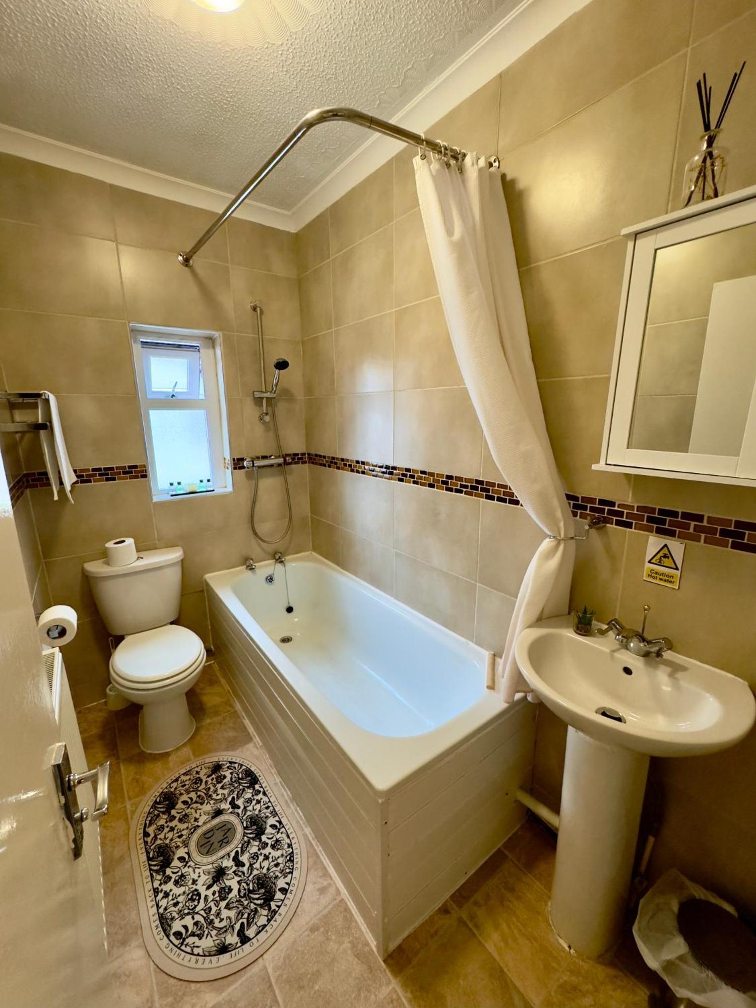 Coastal Park Accommodation Llanelli Bagian luar foto