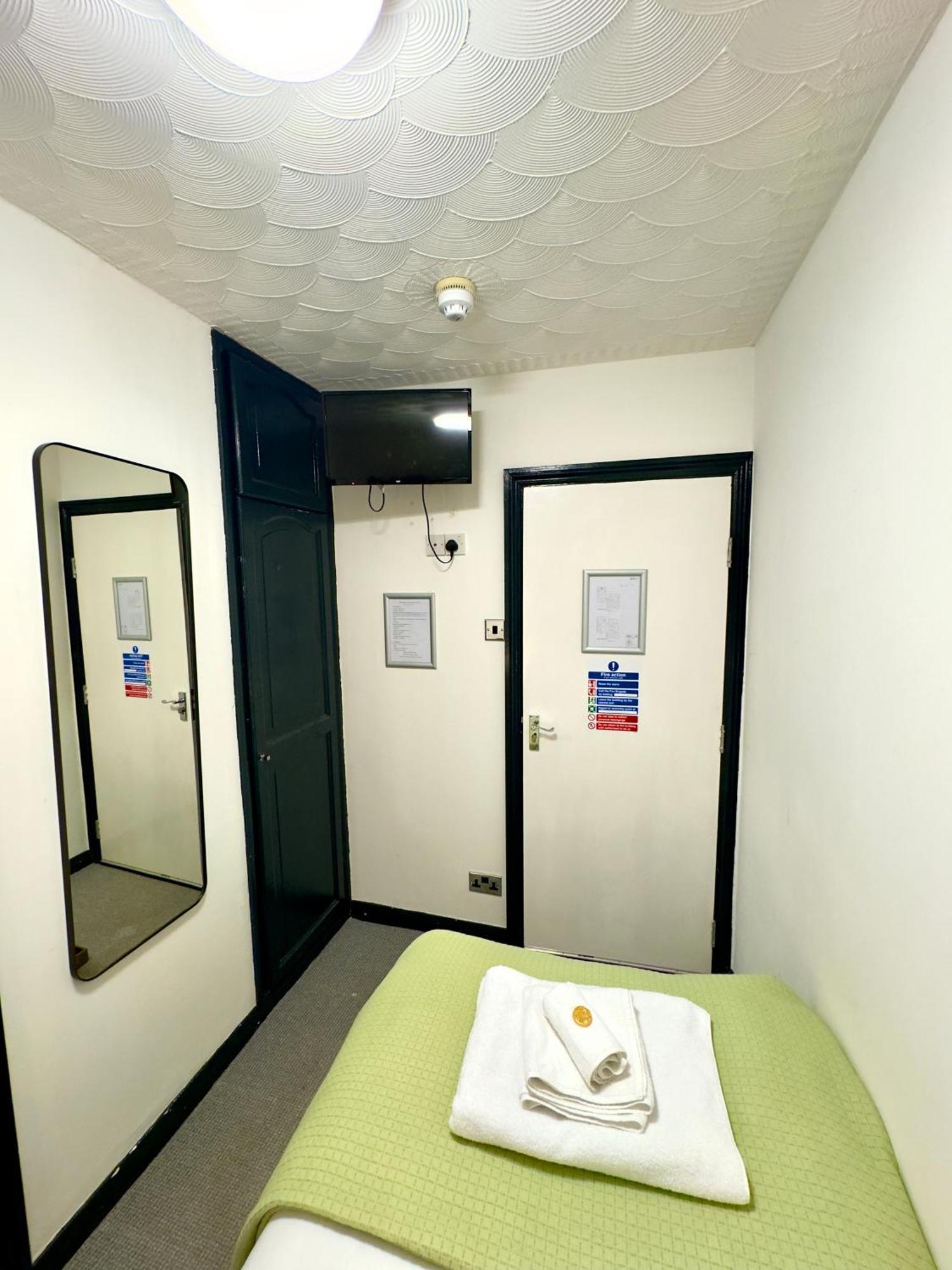 Coastal Park Accommodation Llanelli Bagian luar foto