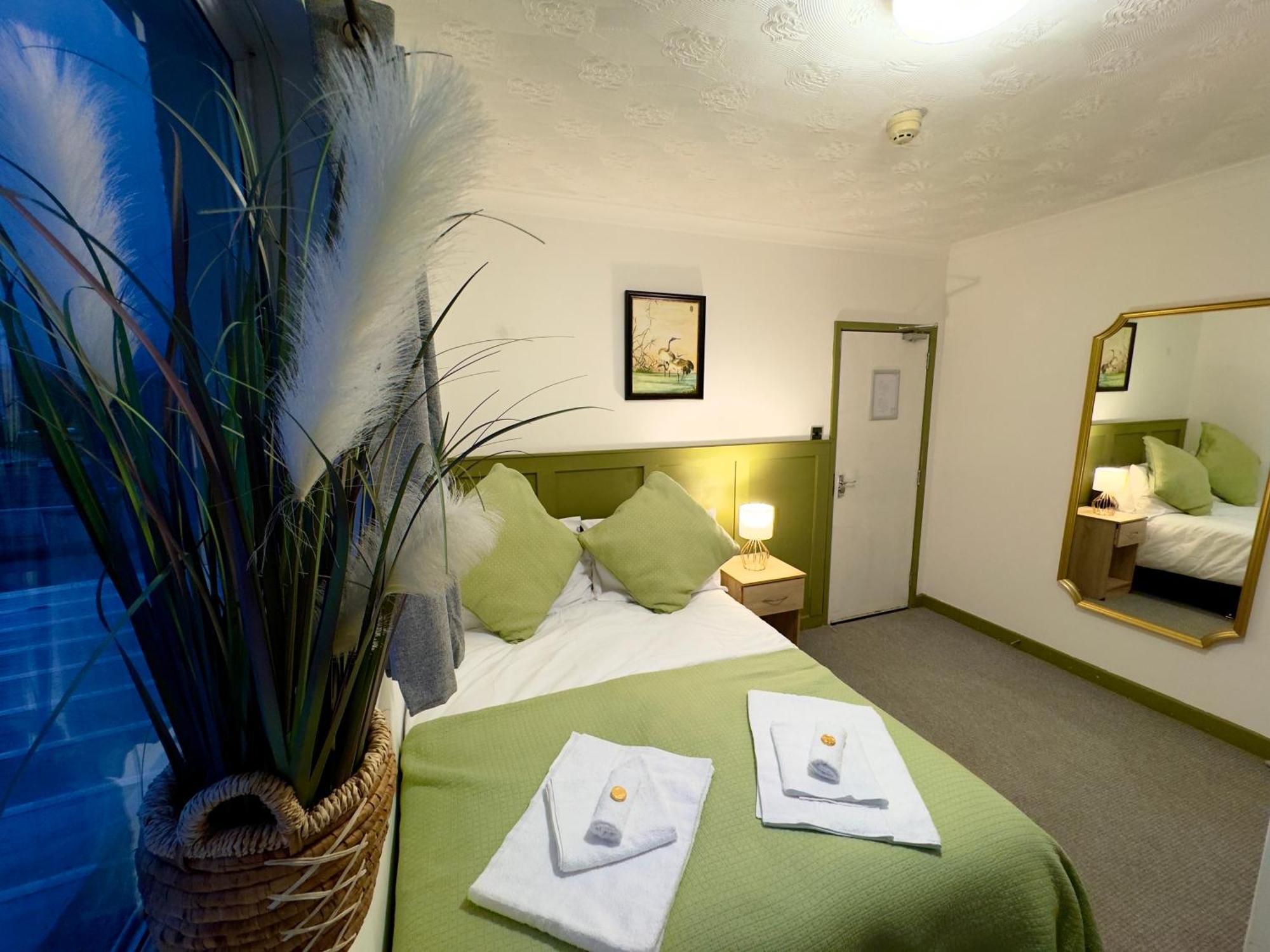 Coastal Park Accommodation Llanelli Bagian luar foto