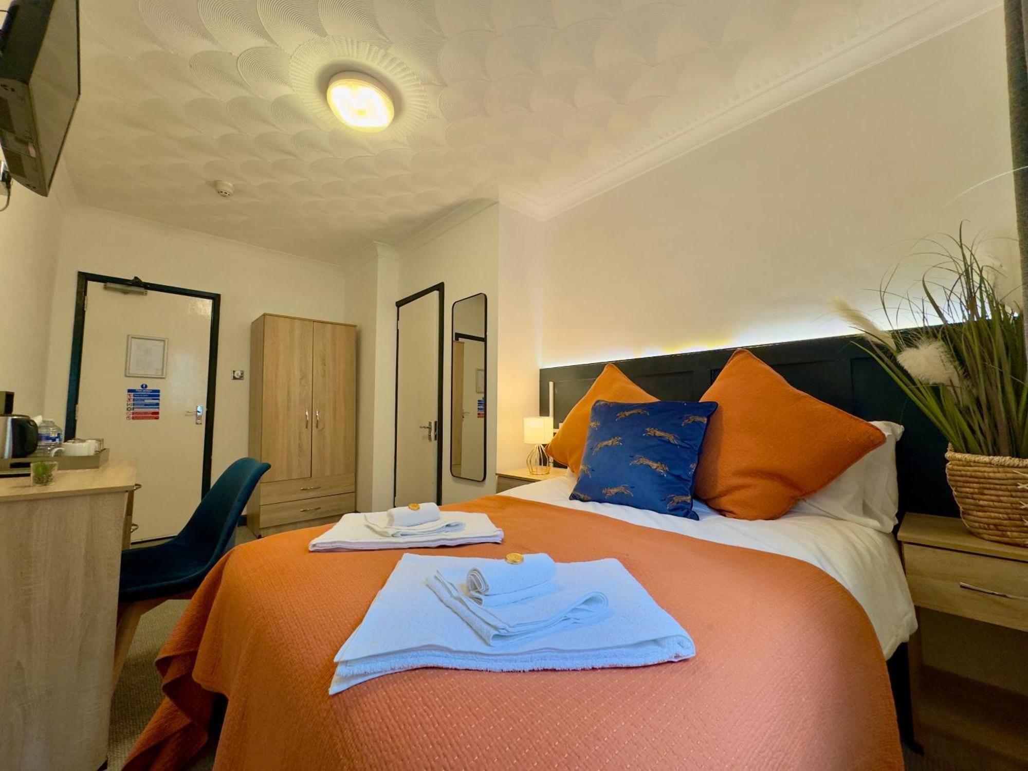 Coastal Park Accommodation Llanelli Bagian luar foto